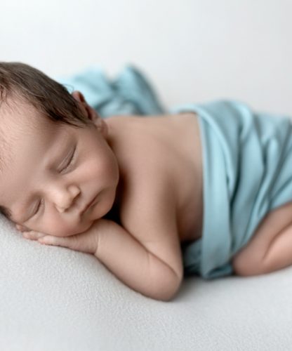 Neugeborenenfotografie Thurgau Babyfotograf Thurgau Neugeborenen Shooting Weinfelden Neugeborenen Fotograf Wil Baby Fotoshooting Frauenfeld Newborn Fotografie Schweiz Professionelle Babyfotos Thurgau Neugeborenen Shooting Studio Thurgau Natürliches Babyshooting Wil Familienfotograf Weinfelden Newborn Fotoshooting Frauenfeld Babyfotografie mit Requisiten Thurgau
