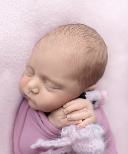 Neugeborenenfotografie Thurgau Babyfotograf Thurgau Neugeborenen Shooting Weinfelden Neugeborenen Fotograf Wil Baby Fotoshooting Frauenfeld Newborn Fotografie Schweiz Professionelle Babyfotos Thurgau Neugeborenen Shooting Studio Thurgau Natürliches Babyshooting Wil Familienfotograf Weinfelden Newborn Fotoshooting Frauenfeld Babyfotografie mit Requisiten Thurgau