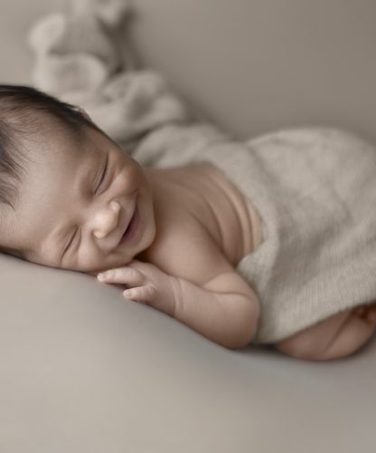 Neugeborenenfotografie Thurgau Babyfotograf Thurgau Neugeborenen Shooting Weinfelden Neugeborenen Fotograf Wil Baby Fotoshooting Frauenfeld Newborn Fotografie Schweiz Professionelle Babyfotos Thurgau Neugeborenen Shooting Studio Thurgau Natürliches Babyshooting Wil Familienfotograf Weinfelden Newborn Fotoshooting Frauenfeld Babyfotografie mit Requisiten Thurgau