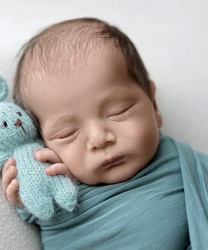 Neugeborenenfotografie Thurgau Babyfotograf Thurgau Neugeborenen Shooting Weinfelden Neugeborenen Fotograf Wil Baby Fotoshooting Frauenfeld Newborn Fotografie Schweiz Professionelle Babyfotos Thurgau Neugeborenen Shooting Studio Thurgau Natürliches Babyshooting Wil Familienfotograf Weinfelden Newborn Fotoshooting Frauenfeld Babyfotografie mit Requisiten Thurgau