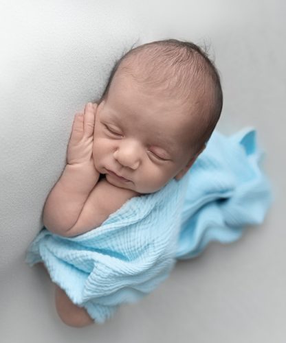 Neugeborenenfotografie Thurgau Babyfotograf Thurgau Neugeborenen Shooting Weinfelden Neugeborenen Fotograf Wil Baby Fotoshooting Frauenfeld Newborn Fotografie Schweiz Professionelle Babyfotos Thurgau Neugeborenen Shooting Studio Thurgau Natürliches Babyshooting Wil Familienfotograf Weinfelden Newborn Fotoshooting Frauenfeld Babyfotografie mit Requisiten Thurgau