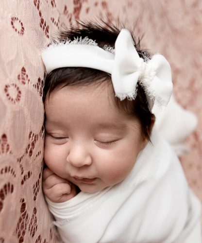 Neugeborenenfotografie Thurgau Babyfotograf Thurgau Neugeborenen Shooting Weinfelden Neugeborenen Fotograf Wil Baby Fotoshooting Frauenfeld Newborn Fotografie Schweiz Professionelle Babyfotos Thurgau Neugeborenen Shooting Studio Thurgau Natürliches Babyshooting Wil Familienfotograf Weinfelden Newborn Fotoshooting Frauenfeld Babyfotografie mit Requisiten Thurgau