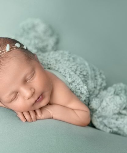 Neugeborenenfotografie Thurgau Babyfotograf Thurgau Neugeborenen Shooting Weinfelden Neugeborenen Fotograf Wil Baby Fotoshooting Frauenfeld Newborn Fotografie Schweiz Professionelle Babyfotos Thurgau Neugeborenen Shooting Studio Thurgau Natürliches Babyshooting Wil Familienfotograf Weinfelden Newborn Fotoshooting Frauenfeld Babyfotografie mit Requisiten Thurgau
