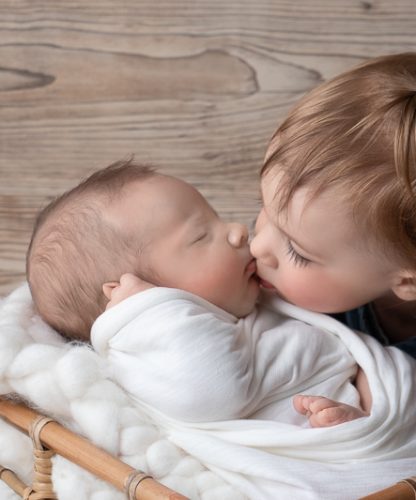 Neugeborenenfotografie Thurgau Babyfotograf Thurgau Neugeborenen Shooting Weinfelden Neugeborenen Fotograf Wil Baby Fotoshooting Frauenfeld Newborn Fotografie Schweiz Professionelle Babyfotos Thurgau Neugeborenen Shooting Studio Thurgau Natürliches Babyshooting Wil Familienfotograf Weinfelden Newborn Fotoshooting Frauenfeld Babyfotografie mit Requisiten Thurgau