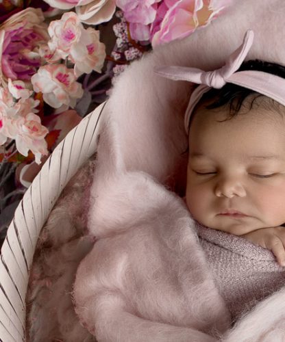 Neugeborenenfotografie Thurgau Babyfotograf Thurgau Neugeborenen Shooting Weinfelden Neugeborenen Fotograf Wil Baby Fotoshooting Frauenfeld Newborn Fotografie Schweiz Professionelle Babyfotos Thurgau Neugeborenen Shooting Studio Thurgau Natürliches Babyshooting Wil Familienfotograf Weinfelden Newborn Fotoshooting Frauenfeld Babyfotografie mit Requisiten Thurgau