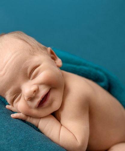 Neugeborenenfotografie Thurgau Babyfotograf Thurgau Neugeborenen Shooting Weinfelden Neugeborenen Fotograf Wil Baby Fotoshooting Frauenfeld Newborn Fotografie Schweiz Professionelle Babyfotos Thurgau Neugeborenen Shooting Studio Thurgau Natürliches Babyshooting Wil Familienfotograf Weinfelden Newborn Fotoshooting Frauenfeld Babyfotografie mit Requisiten Thurgau