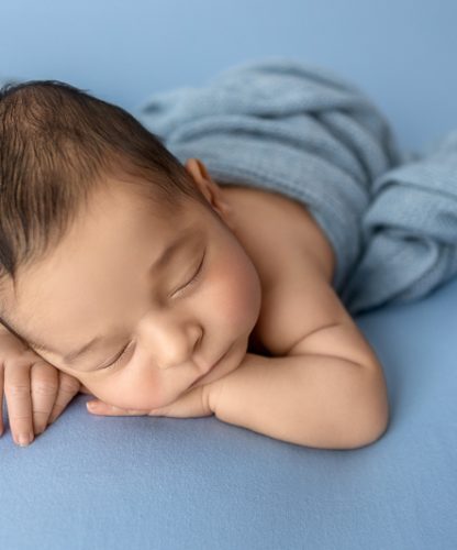 Neugeborenenfotografie Thurgau Babyfotograf Thurgau Neugeborenen Shooting Weinfelden Neugeborenen Fotograf Wil Baby Fotoshooting Frauenfeld Newborn Fotografie Schweiz Professionelle Babyfotos Thurgau Neugeborenen Shooting Studio Thurgau Natürliches Babyshooting Wil Familienfotograf Weinfelden Newborn Fotoshooting Frauenfeld Babyfotografie mit Requisiten Thurgau